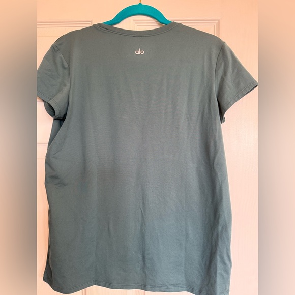 ALO YOGA - Alosoft Finesse Tee- Limited Edition Winter Ivy. - Picture 3 of 4